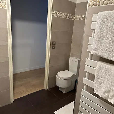 New Upscale 1 Bedroom Paris